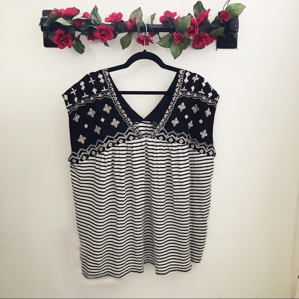 lucky brand embroidered top 🎶